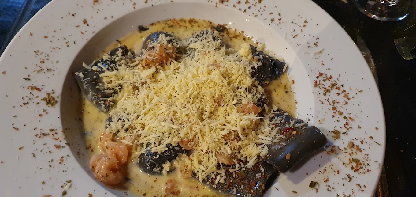 Raviolón de Salmón con Salsa de Langostinos